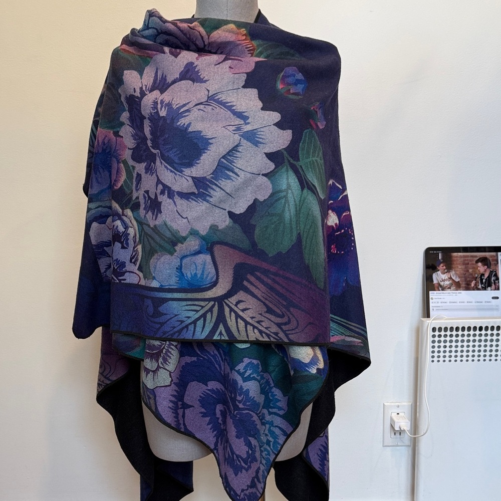 🌸 Floral Print Cape – One Size